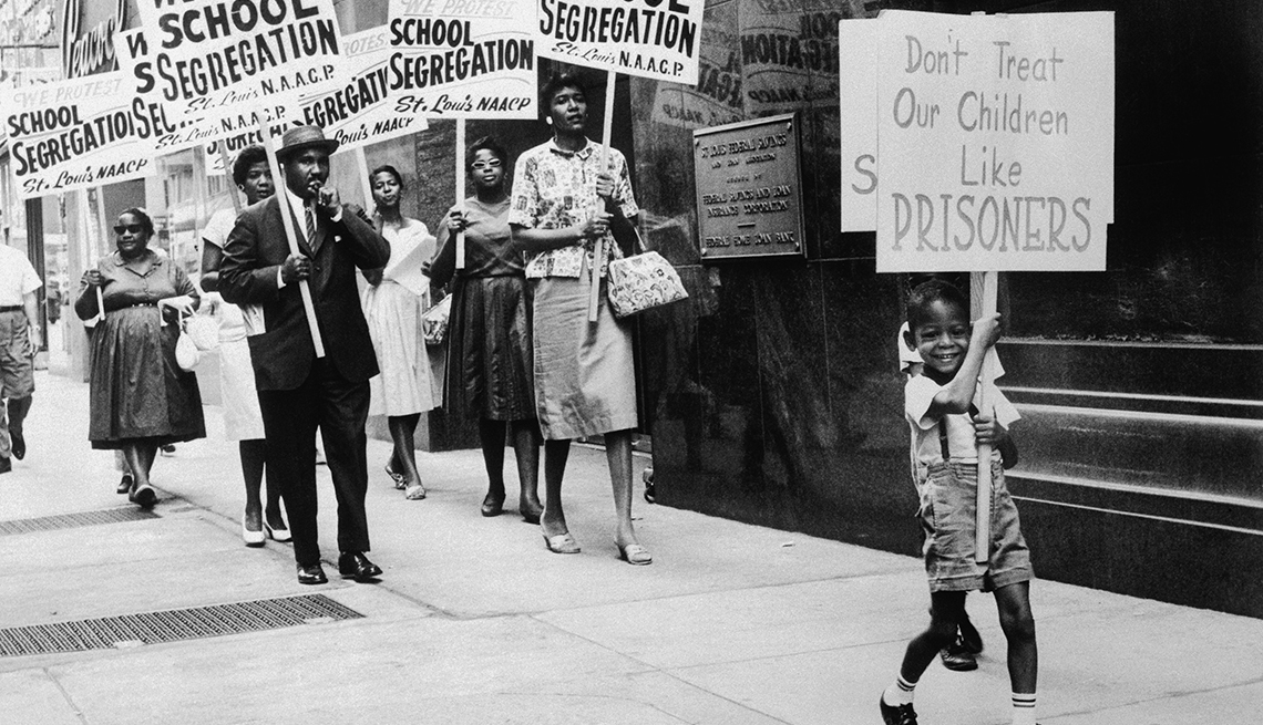 Personas marchan en contra de la segregación en 1963