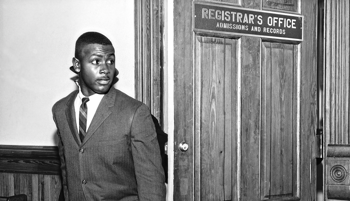 Harvey Gantt, el primer afronorteamericano que admiten en Clemson University, Carolina del Sur, comienza a asistir a clases