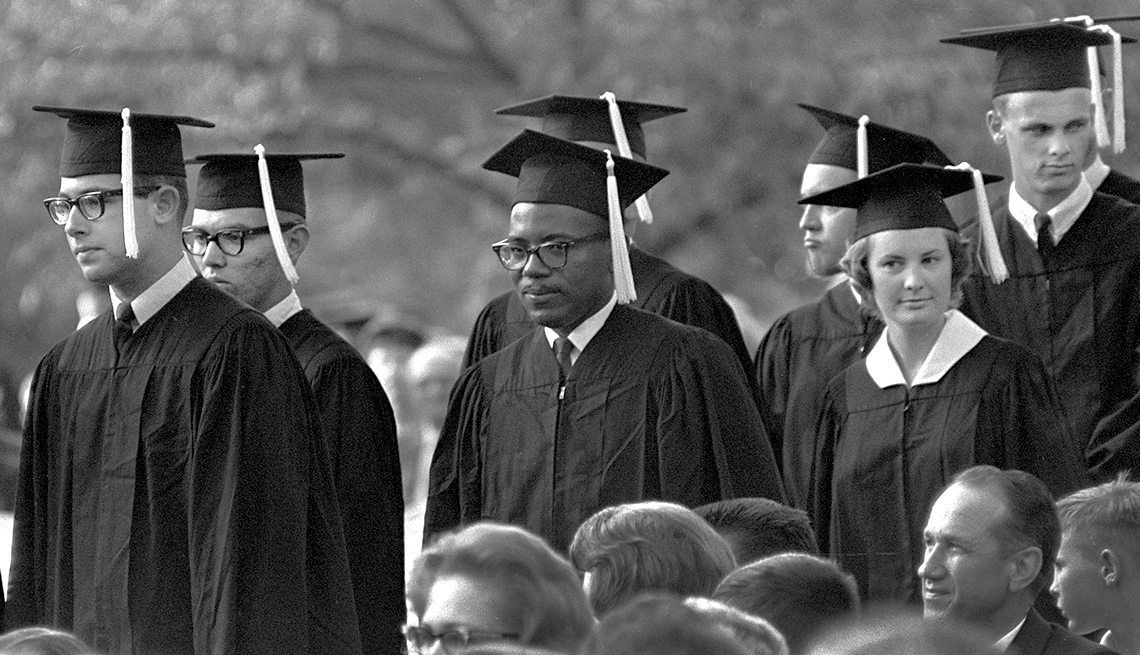 James Meredith, que en 1962 había provocado un disturbio estudiantil en la University of Mississippi, recibe su diploma en la ceremonia de graduación