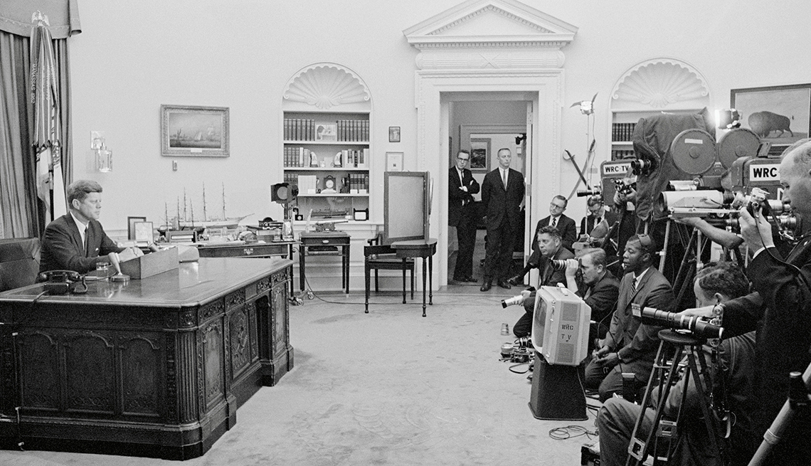 el presidente Kennedy habla desde su despacho por radio y televisión
