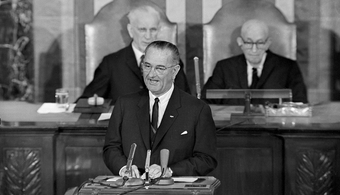 El presidente Lyndon B. Johnson pronuncia un discurso ante una sesión conjunta del Congreso