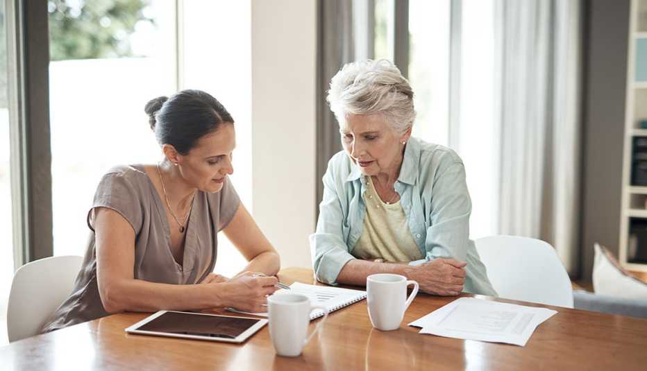 woman doing finances with her daughter