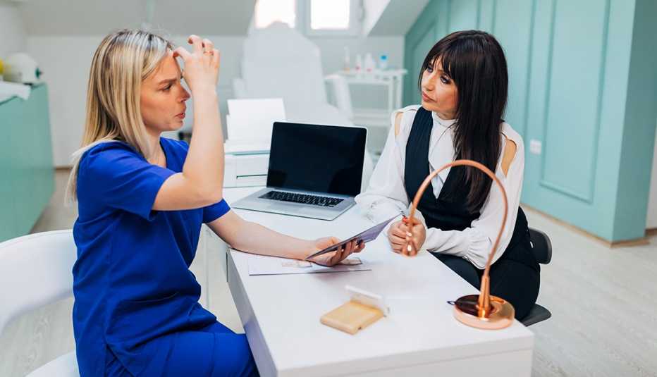 A dermatologist explains to the patient how to improve a skin care and which preparations to use