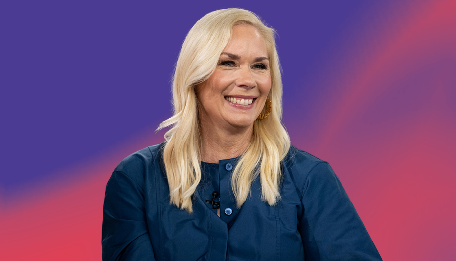 leanne morgan against purple, pinkish ombre background
