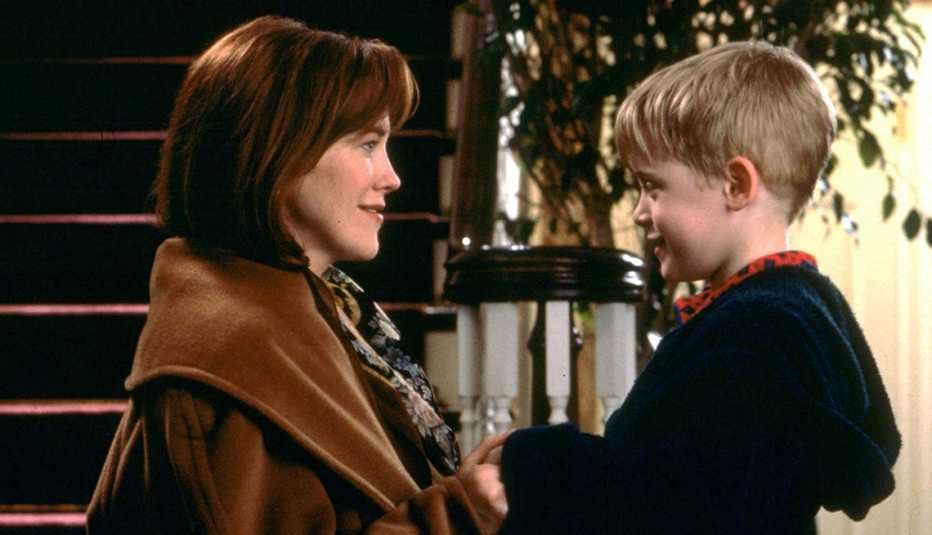 Catherine O'Hara and Macaulay Culkin star in the film Home Alone