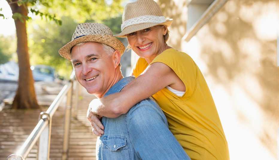 A couple wearing hats having fun in the city on a sunny day