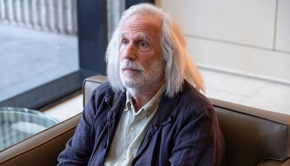 henry winkler in a scene from season 4 of the hbo series barry
