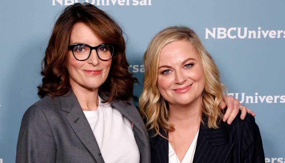 Tina Fey and Amy Poehler standing side by side