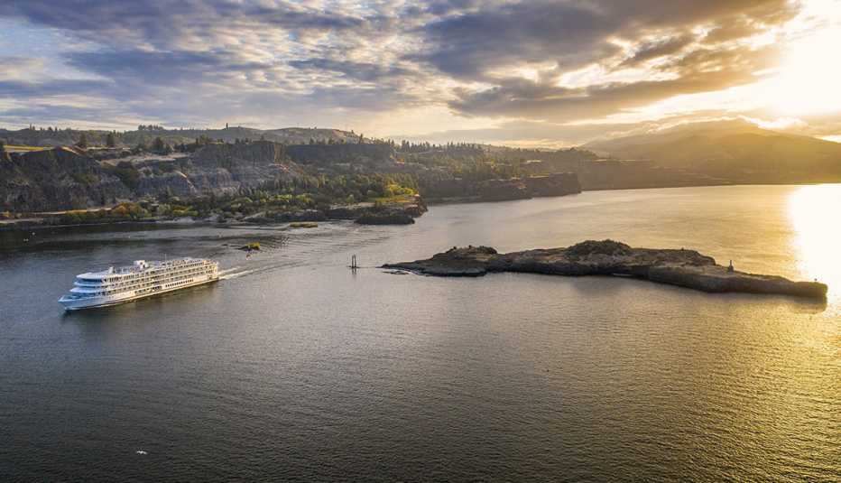 cruise ship along the Columbia/Snake River