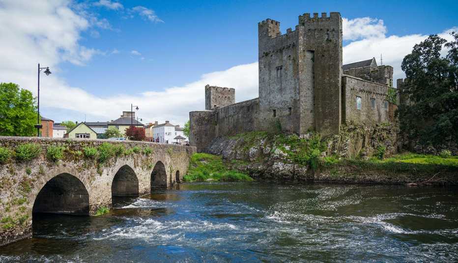 cahir castle in ireland