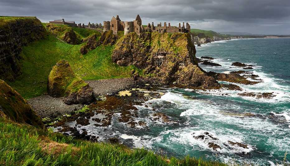 the ruins of castle dunlace in ireland