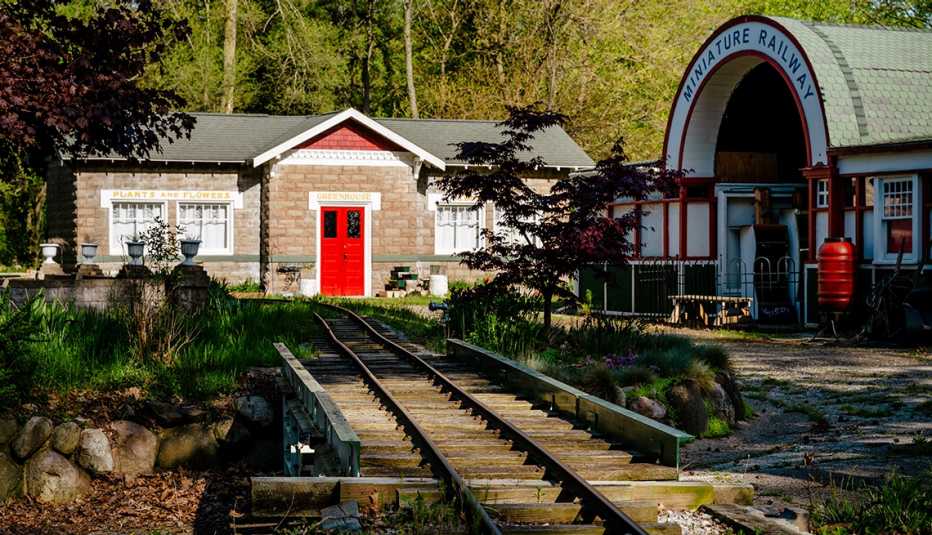 train tracks at eden springs park