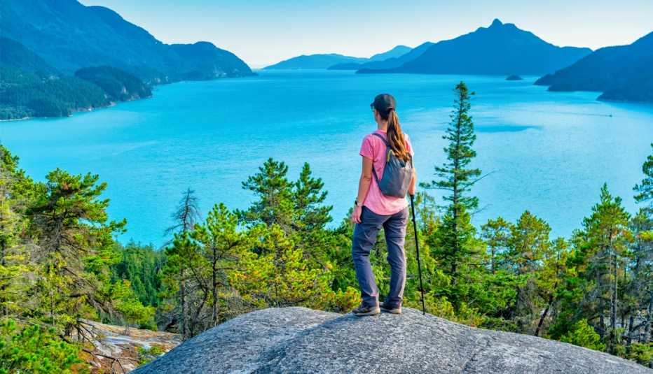 hiker standing over howe sound in british columbia