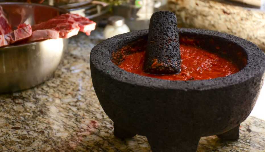 Molcajete con salsa