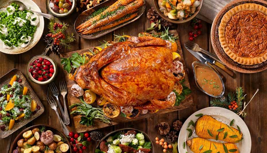 Pavo sobre una mesa listo para la cena