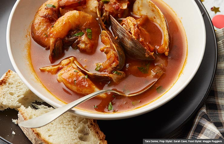 Plato con sopa de mariscos