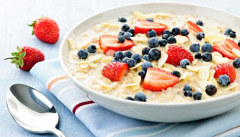 Plato con avena y frutas