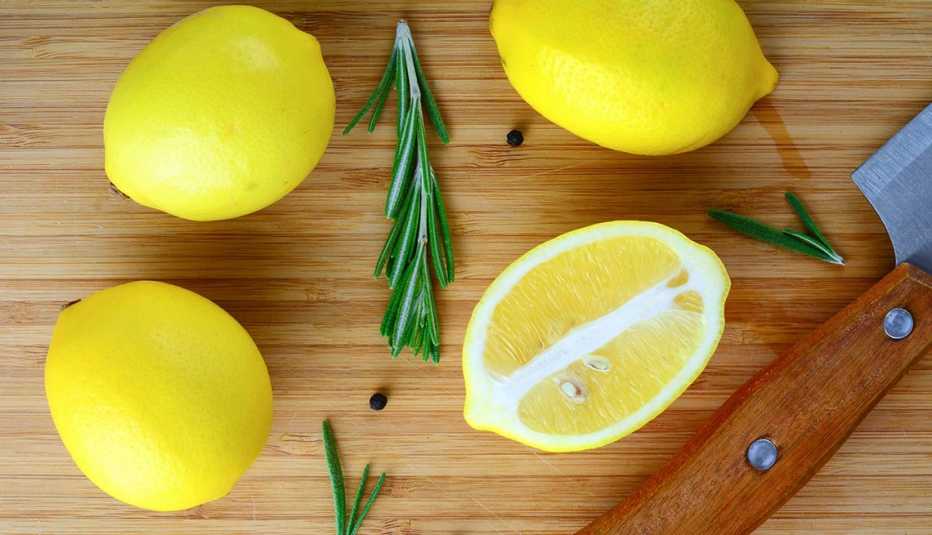 Limón enteros y rebanados