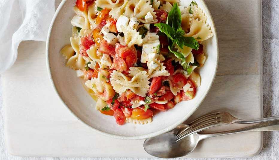 Salsa de tomates crudos de verano para las pastas