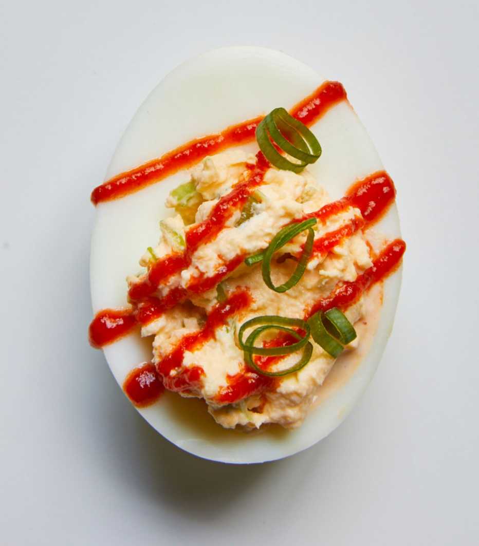 Huevo hervido con sriracha