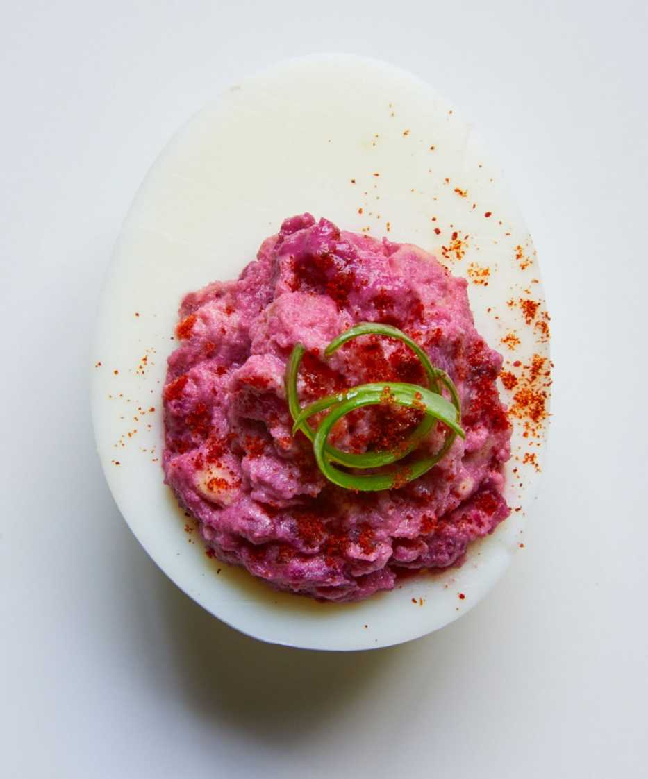 Huevo hervido con humus
