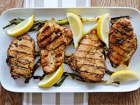 Plato de pollo con verduras y limones