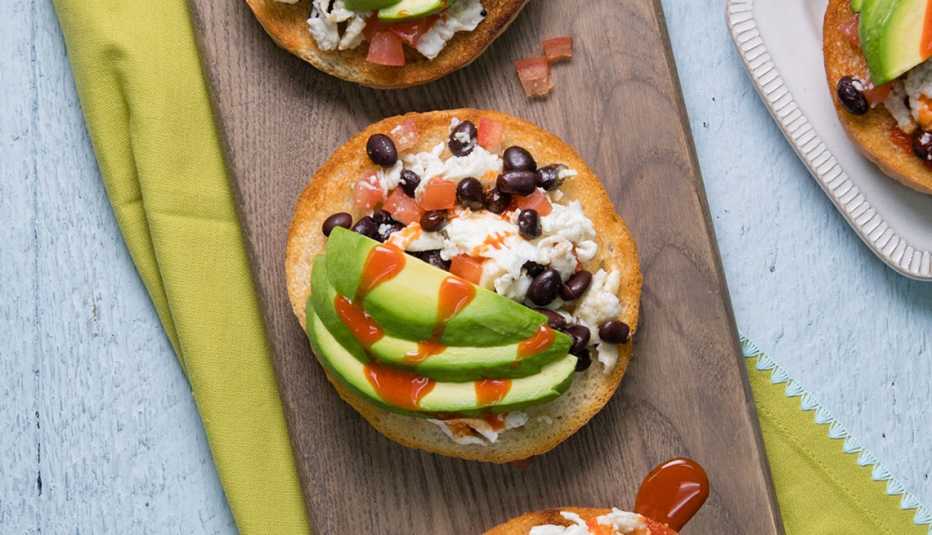 Pan tostado con huevo y aguacate