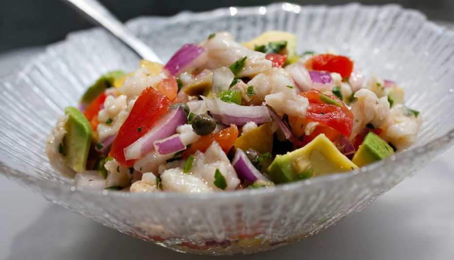 Recipiente de cristal con ceviche de tilapia.