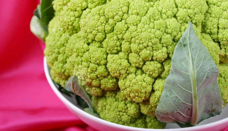 Broccoflower en un plato hondo