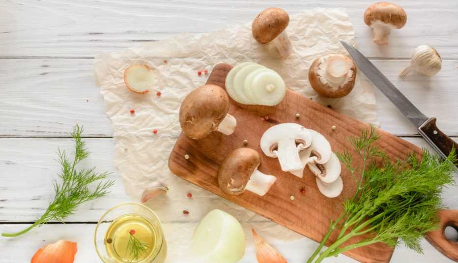Hongos portobello y cebollas sobre un picador