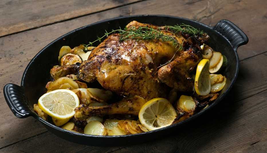 Pollo asado con manzanas y limón