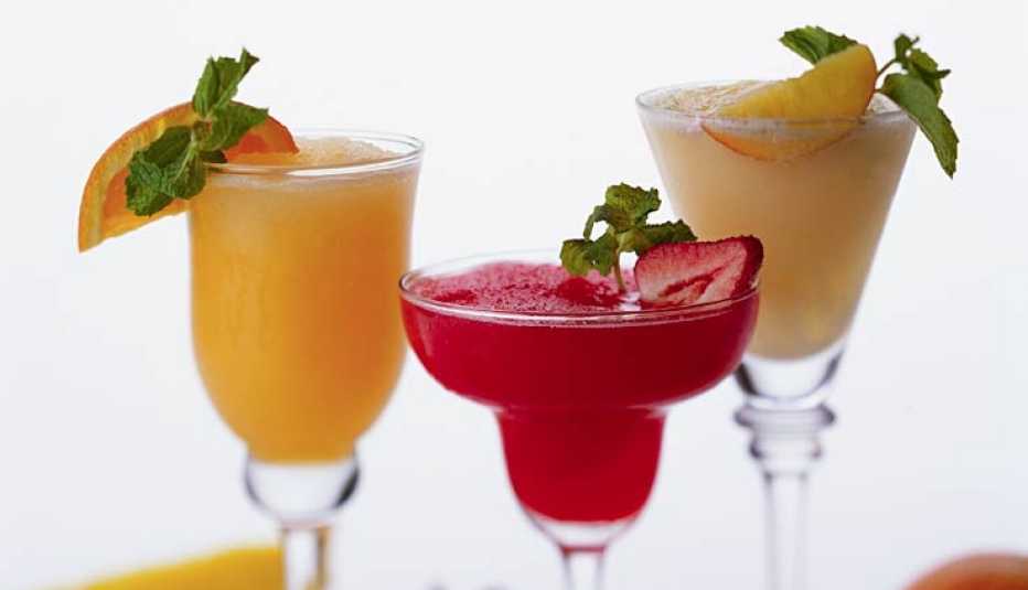 Tres copas con bebidas tropicales