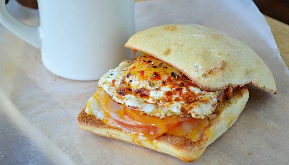 Sánduche con heuvo queso y tomate