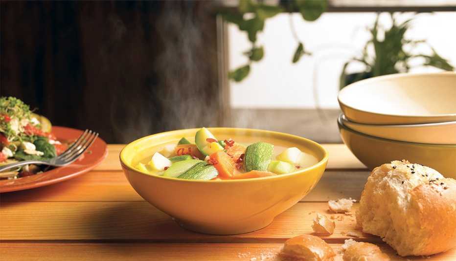 Caldo de pollo aromático con vegetales y jengibre