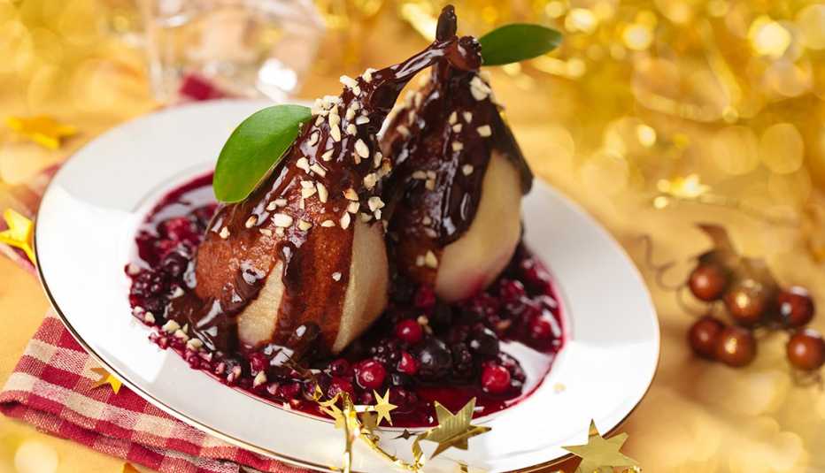 Peras bañadas en chocolate y almendras