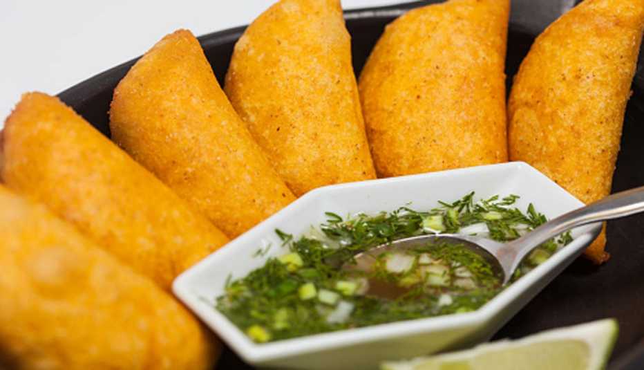 Empanadas colombianas servidas en un plato.