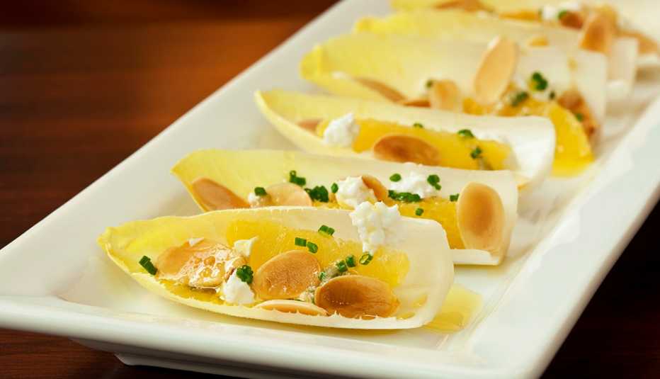 Endives de queso de cabra, naranjas y almendras