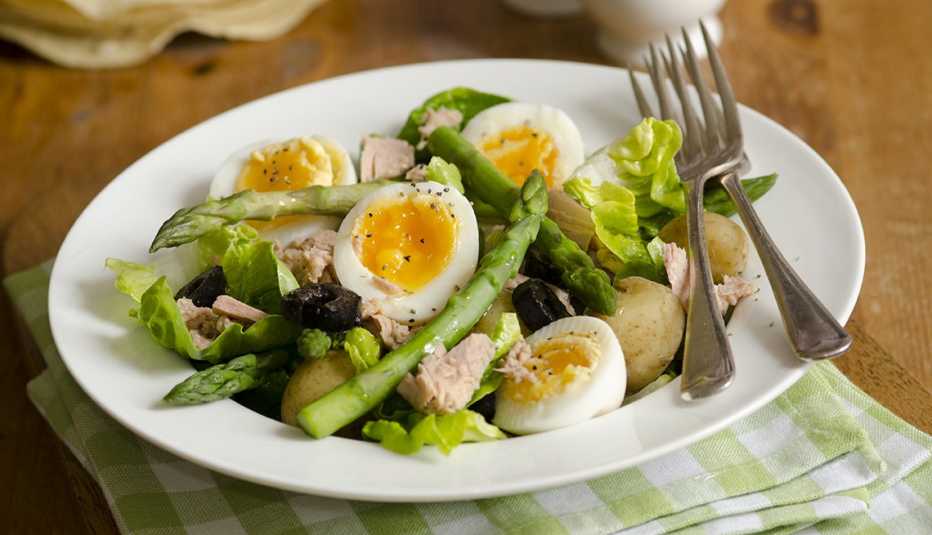 Espárragos con huevos y aceitunas