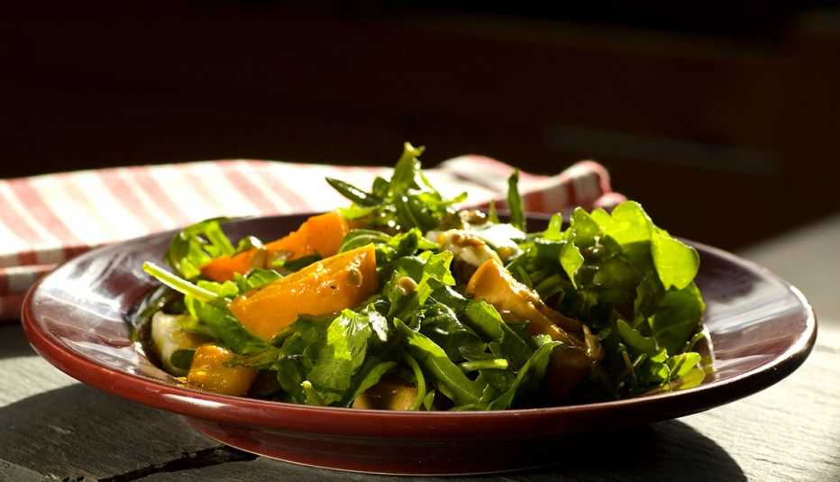 Ensalada para elinvierno servida en un plato sobre la mesa