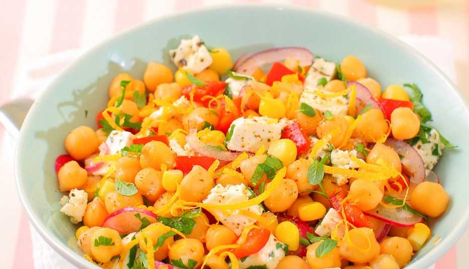 Ensalada con garbanzos, cilantro y queso feta
