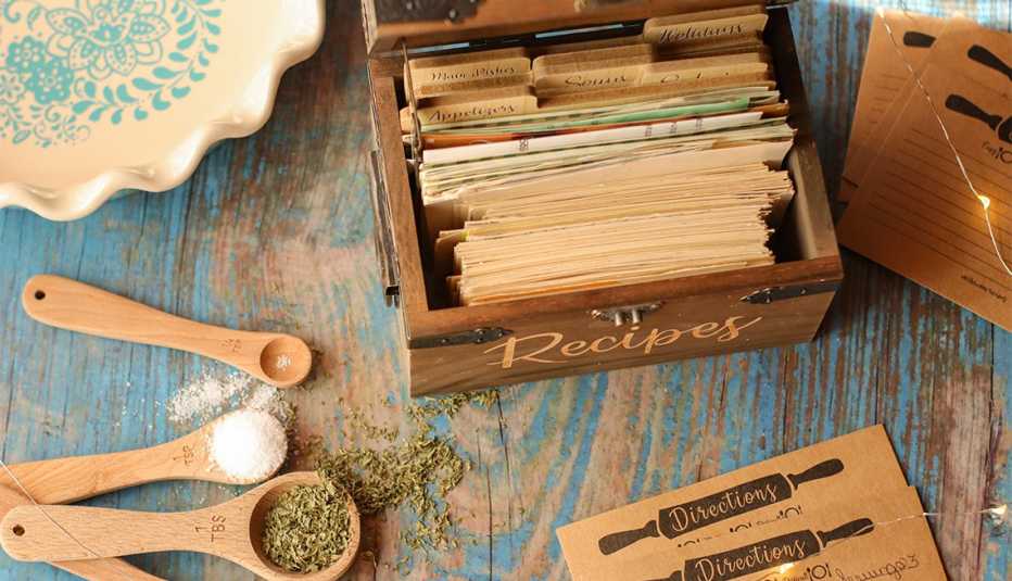 Recetas organizadas dentro de una caja de madera