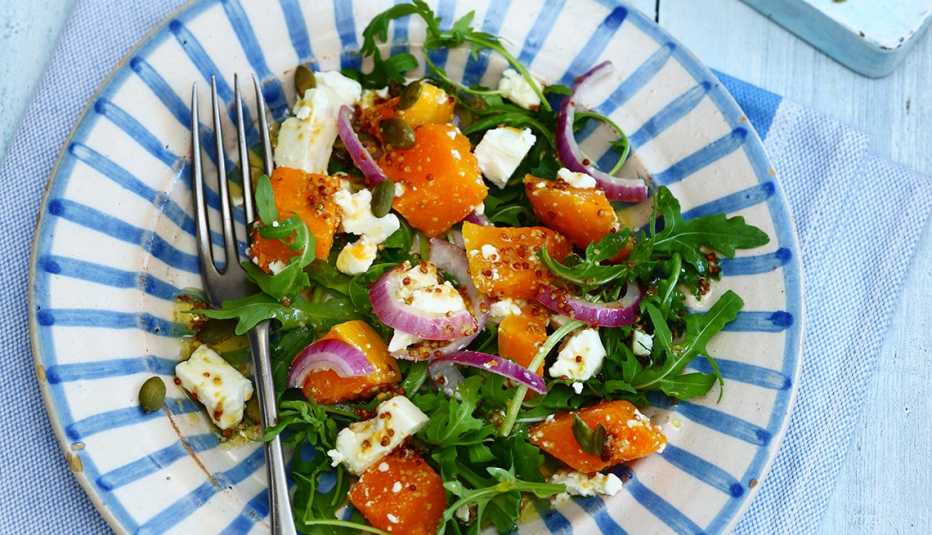 plato de ensalada sobre la mesa