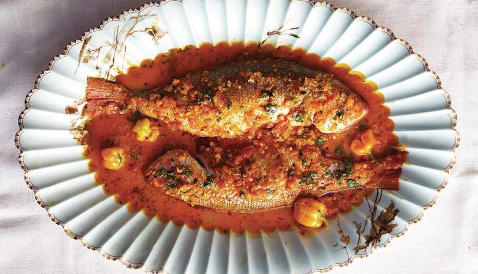 Pargo rojo de Madame Carmelite en salsa criolla picante al estilo Guadalupe