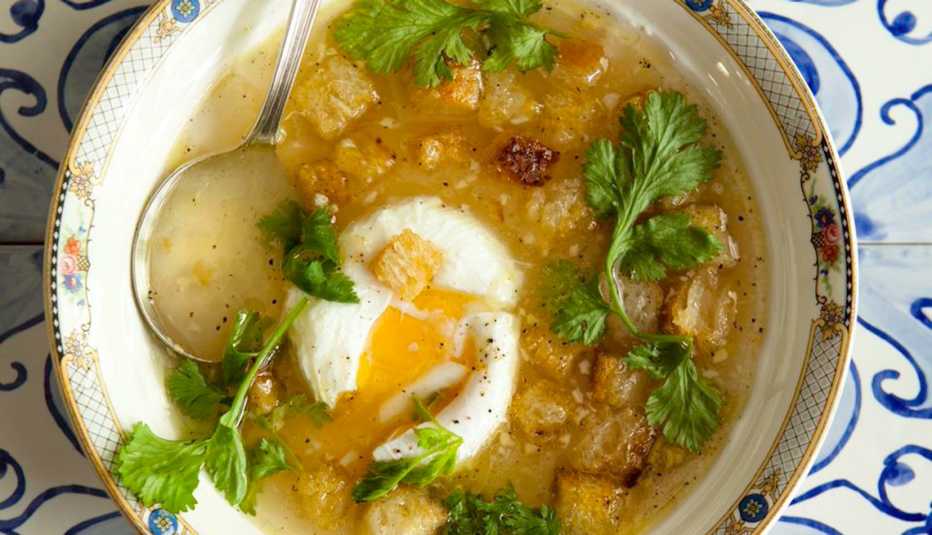 Sopa de con cilantro, ajo y huevo