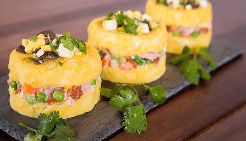 Causa peruana de jamón y tocino