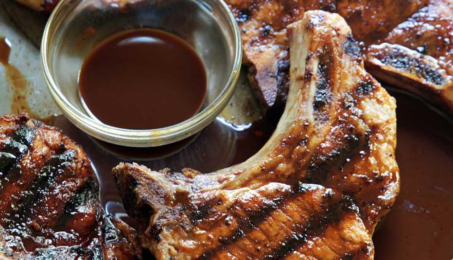 Trozo de cerdo con salsa de chocolate