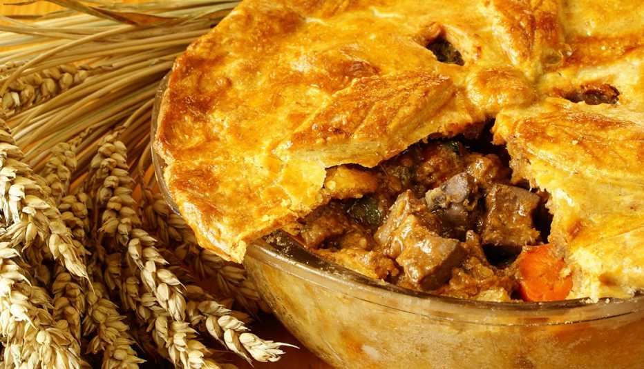 Pastel de bistec y vino tinto