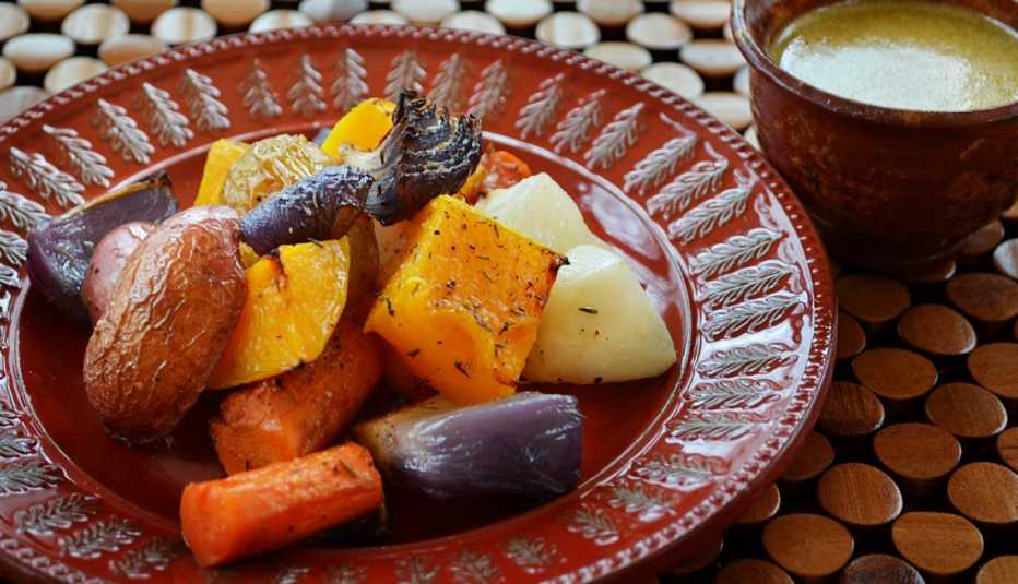 Vegetales asados servidos en un plato