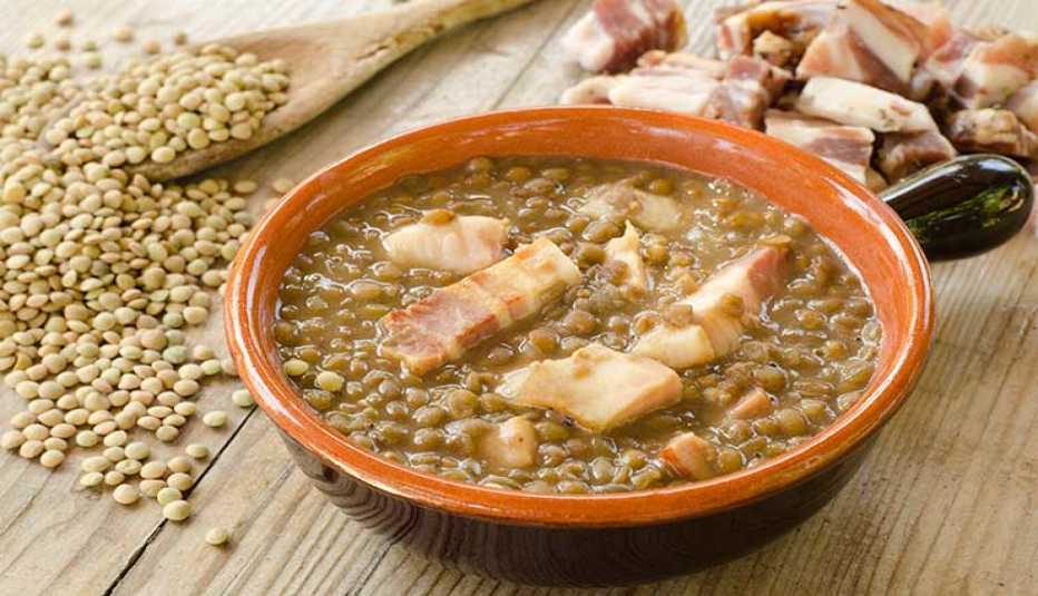 Sopa de lentejas con setas y tocino 