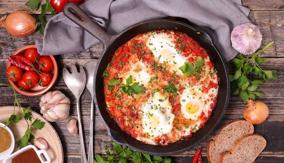 Shakshuka en sartén servida en la mesa